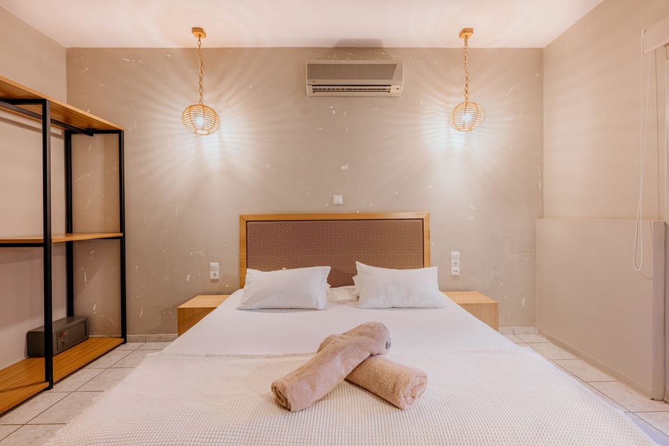 Standard Studio | Minibar, in-room safe, desk, laptop workspace