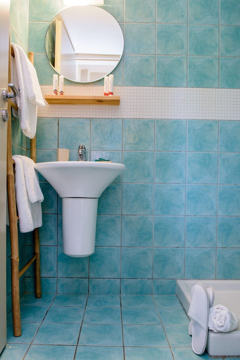 Standard Studio | Bathroom | Shower, free toiletries, hair dryer, towels