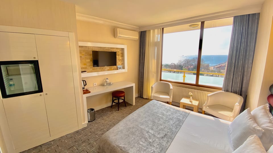 Suite Room Sea View | Premium bedding, minibar, desk, laptop workspace