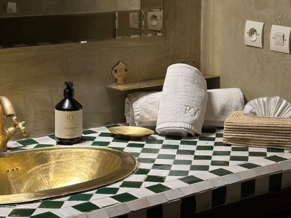Suite | Bathroom | Shower, free toiletries, hair dryer, towels