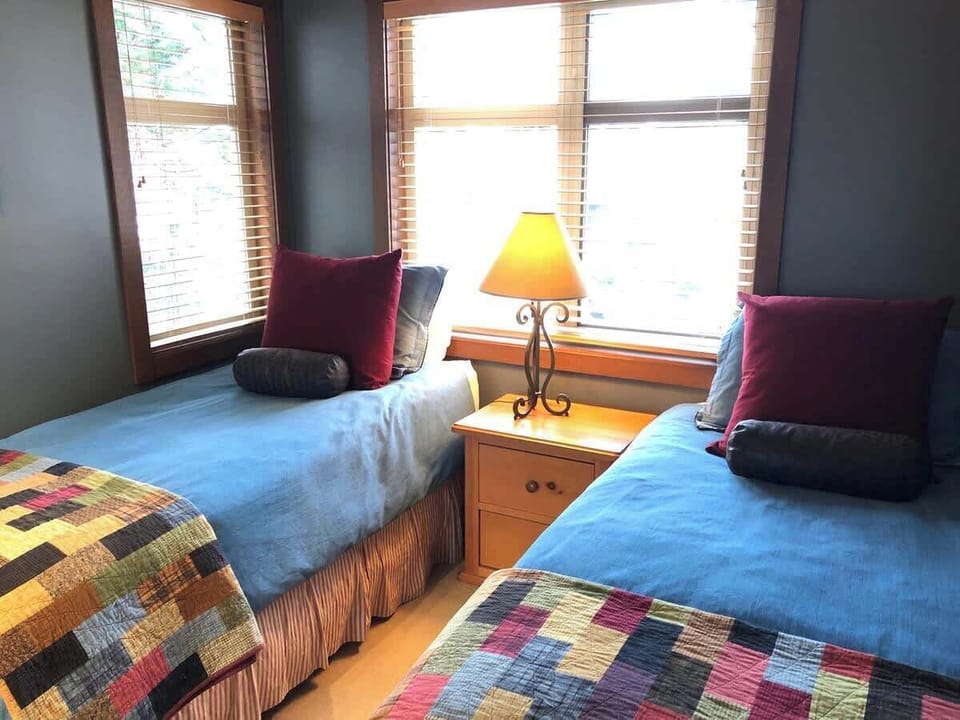 Twin Bedroom (lower floor)