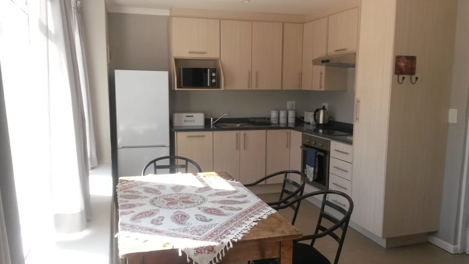 Family House, 2 Bedrooms, Mountain View | Private kitchen