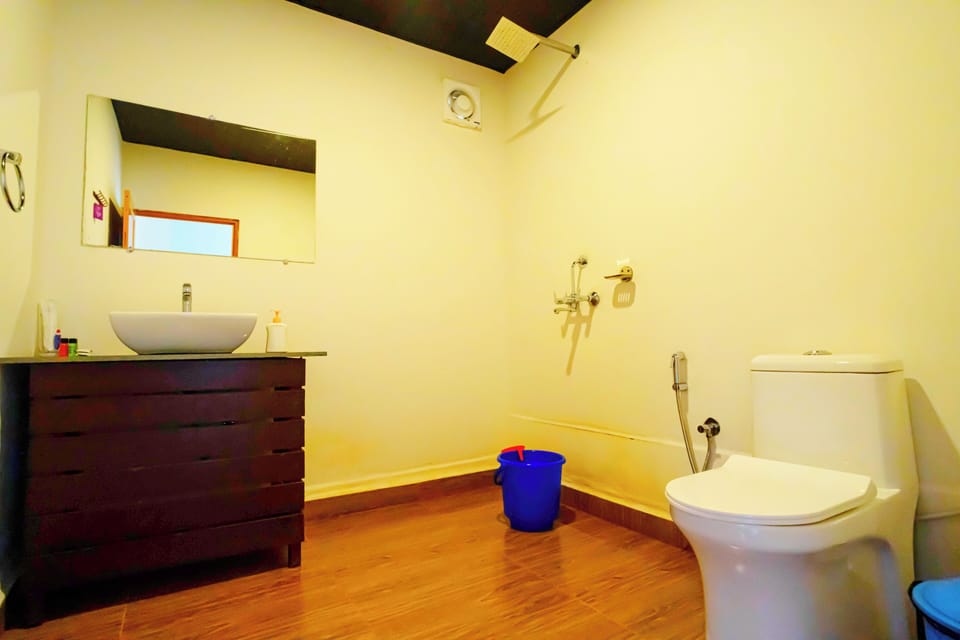 Shower, rainfall showerhead, free toiletries, hair dryer