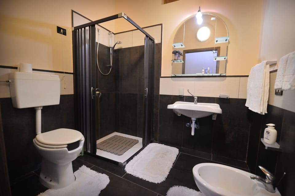 Triple Room | Bathroom | Shower, rainfall showerhead, free toiletries, hair dryer