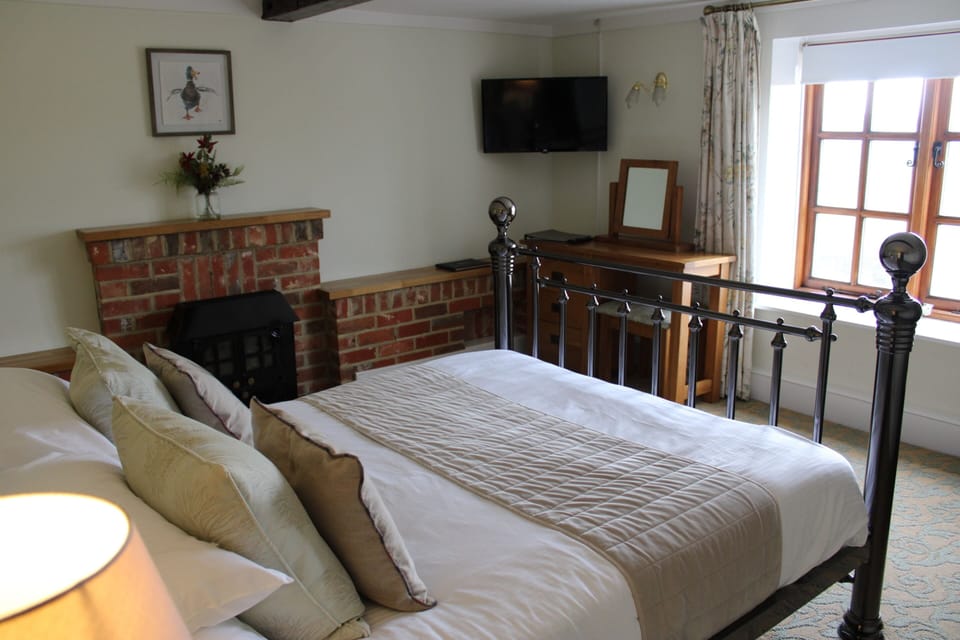 Deluxe Double Room, Ensuite, Courtyard View | In-room safe, soundproofing, iron/ironing board, free WiFi