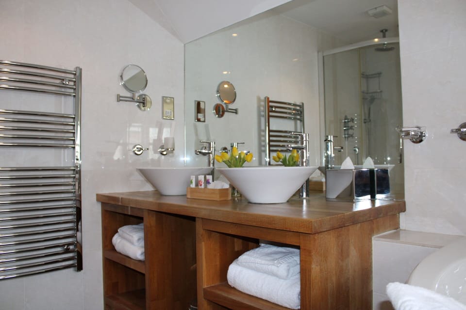 Deluxe Suite, Ensuite, Courtyard View | Bathroom | Free toiletries, hair dryer, towels