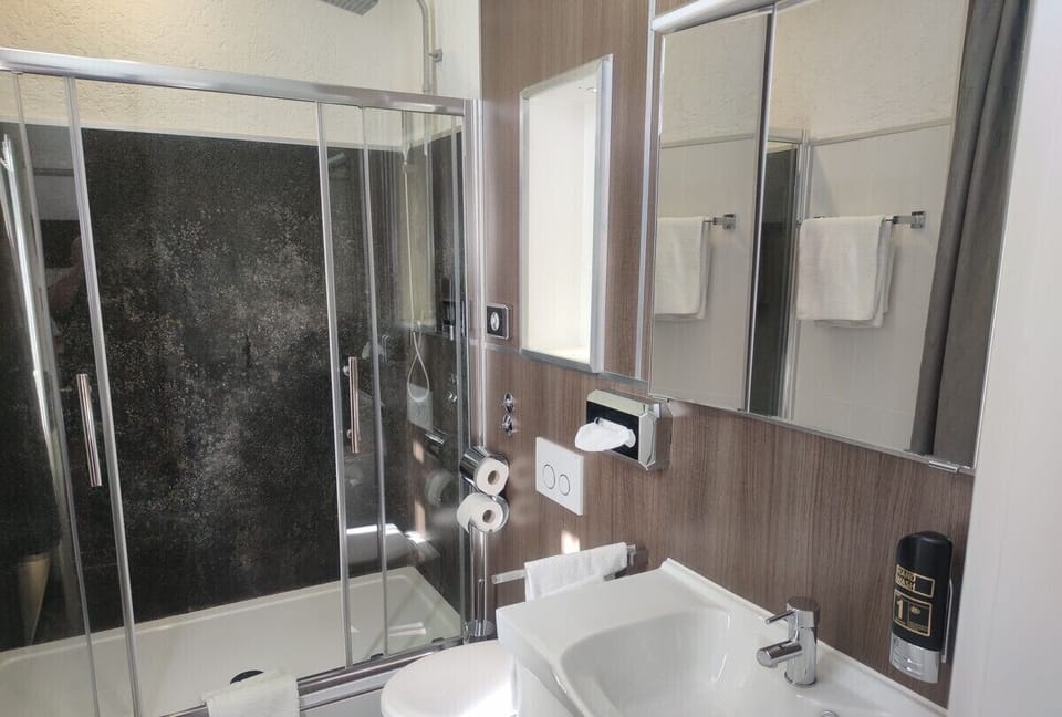 Superior Double Room, Private Bathroom, City View | Bathroom | Towels