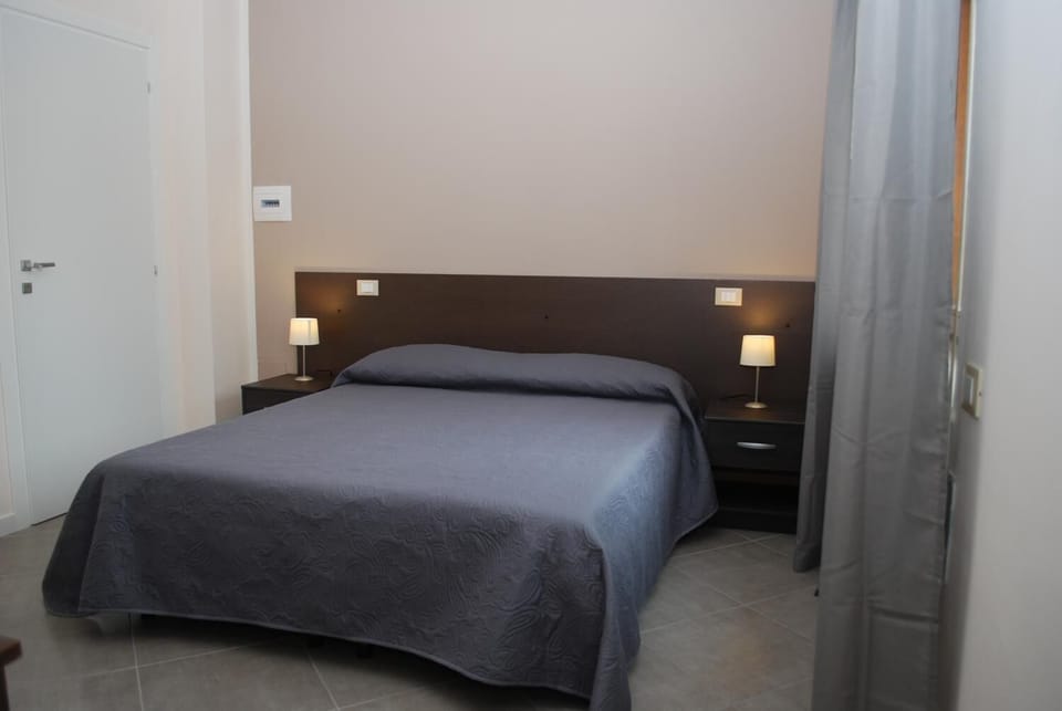 Double Room, External Private Bathroom | Premium bedding, down comforters, minibar, desk