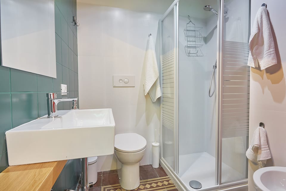 Double Room (Ginevra) | Bathroom | Shower, free toiletries, hair dryer, bidet
