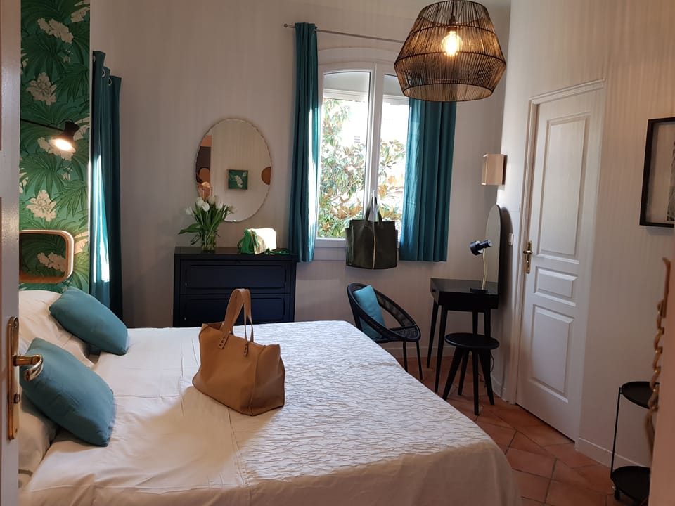 Triple Room | Individually decorated, individually furnished, desk, blackout drapes