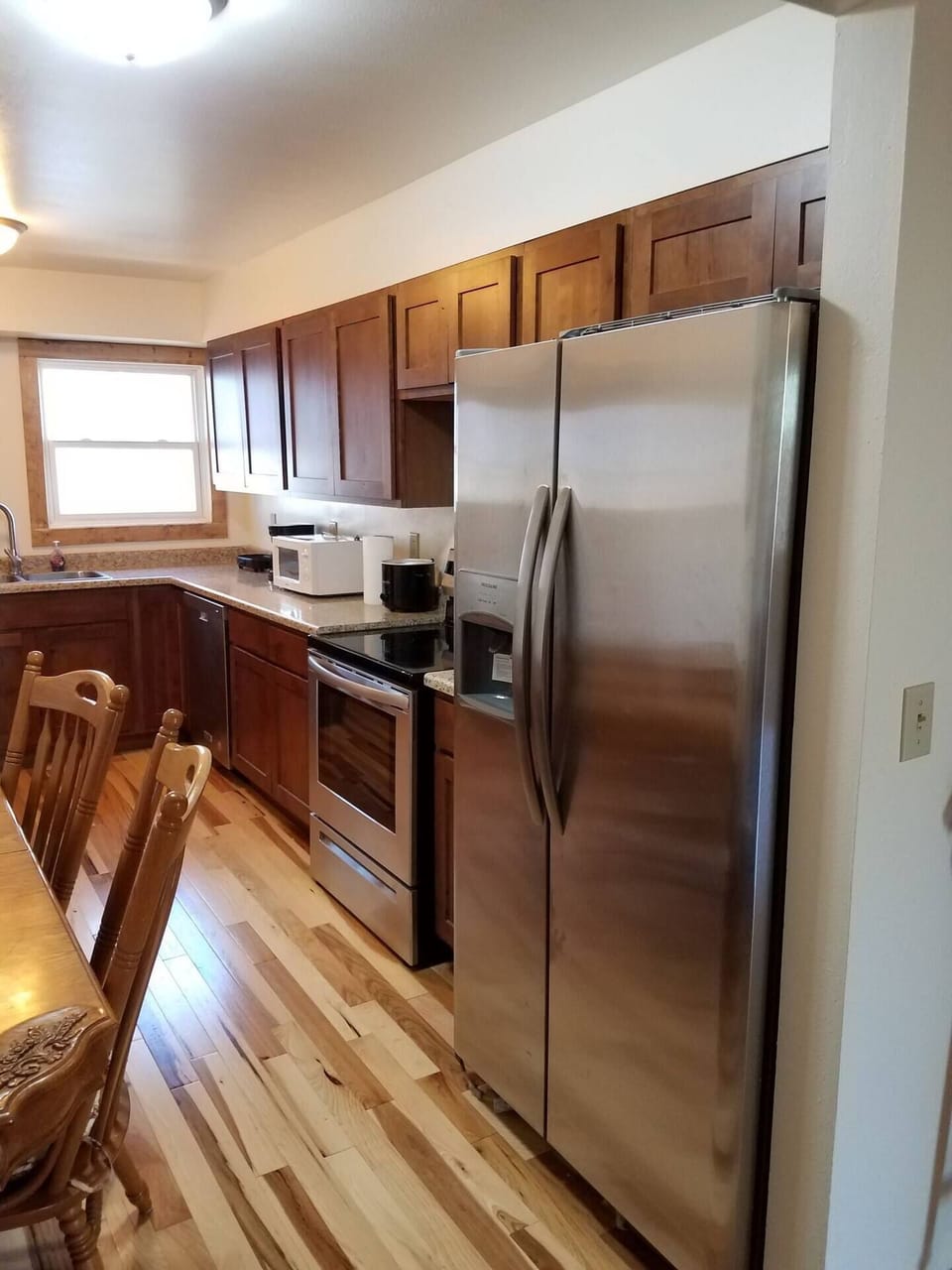 Stainless steel appliances and many small kitchen appliances are available to meet your needs.