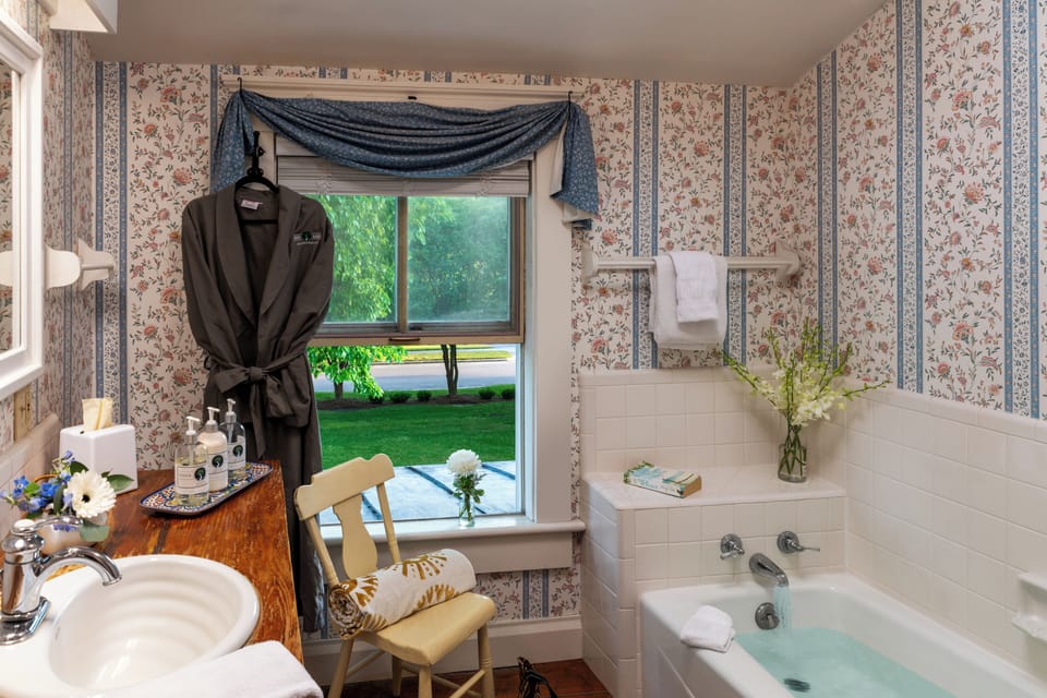 Premier Suite, 1 King Bed with Sofa bed (Queen Anne Suite) | Bathroom | Free toiletries, hair dryer, bathrobes, towels