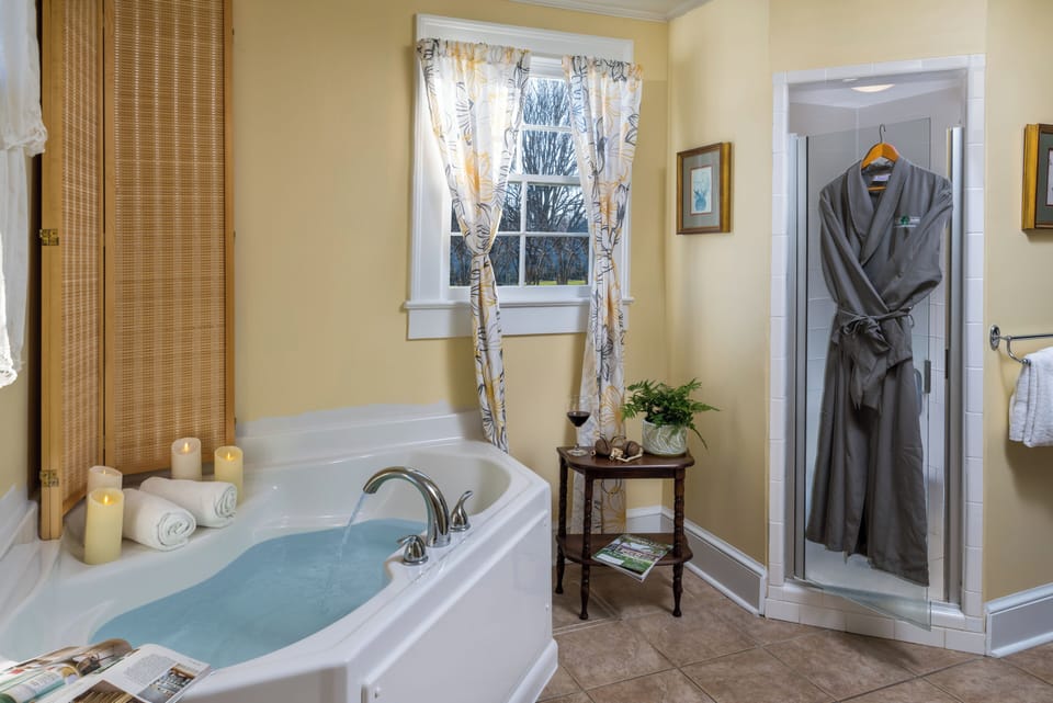 Executive Suite, Ground Floor (Martha Edwards Suite) | Bathroom | Free toiletries, hair dryer, bathrobes, towels