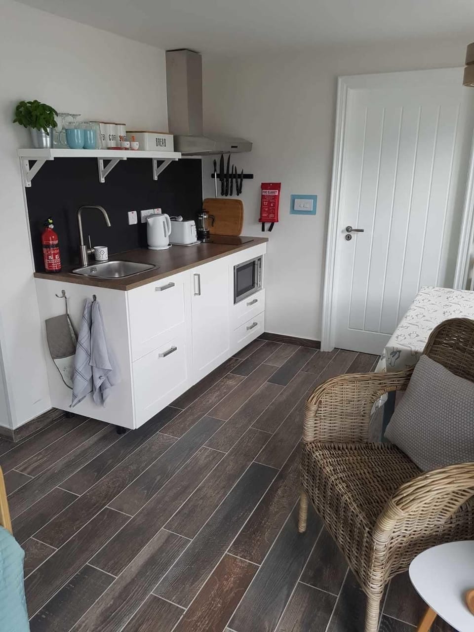 Family Room (Dun-Roaming ) | Private kitchenette | Fridge, microwave, oven, stovetop