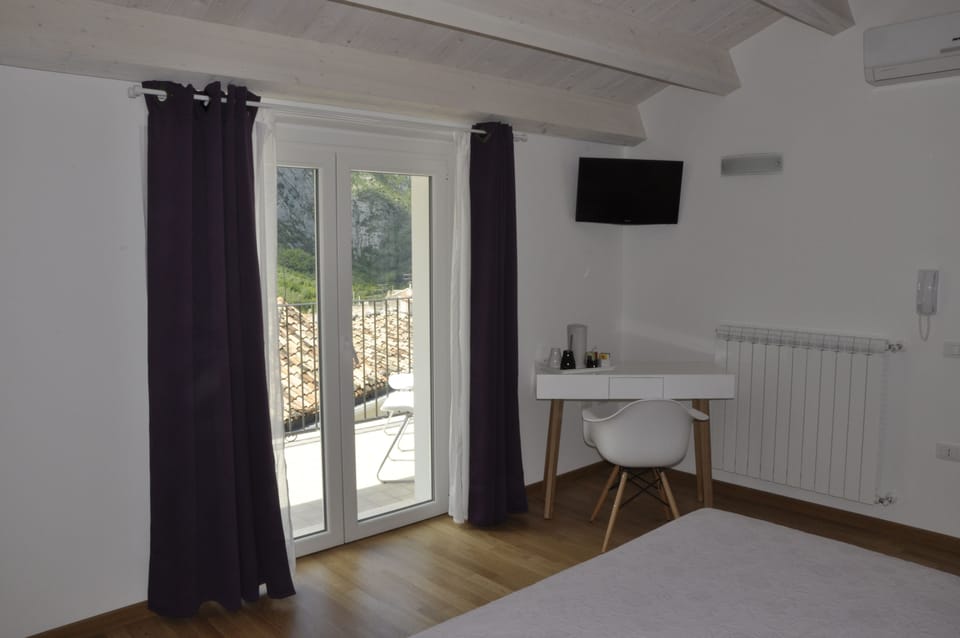Double Room, Terrace | In-room safe, desk, blackout drapes, free WiFi