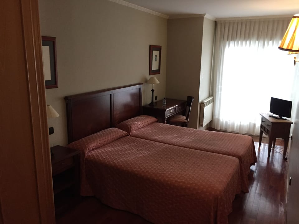 Twin Room, 2 Twin Beds | Individually decorated, individually furnished, desk, bed sheets