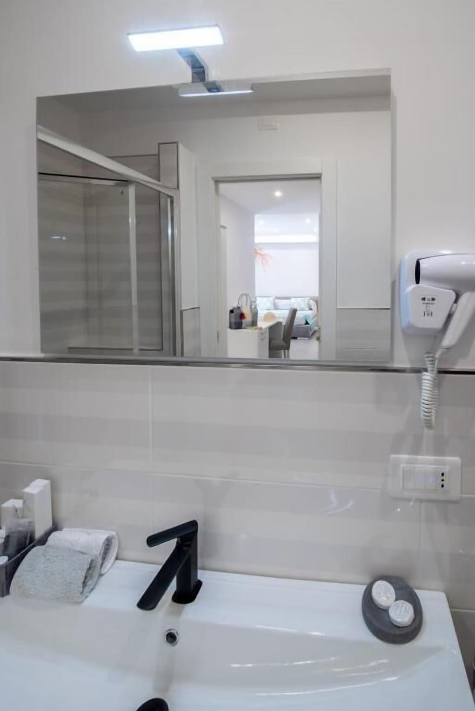 Shower, free toiletries, hair dryer, bidet