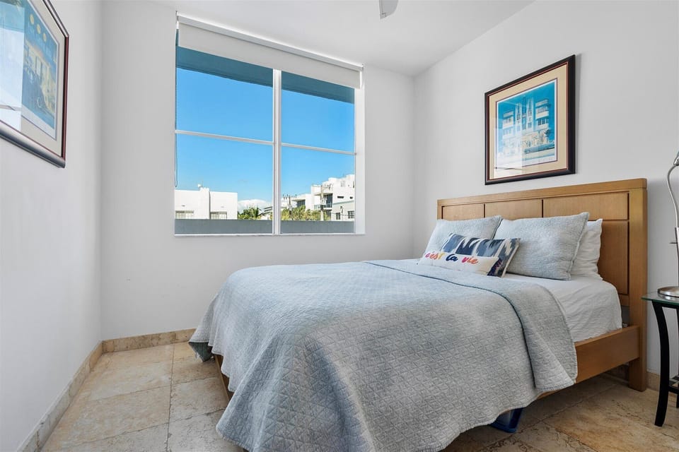 2nd bedroom with queen bed