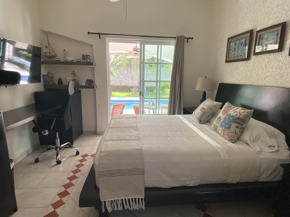 Elite Room, 1 Queen Bed, Non Smoking, Pool View | Individually decorated, individually furnished, blackout drapes