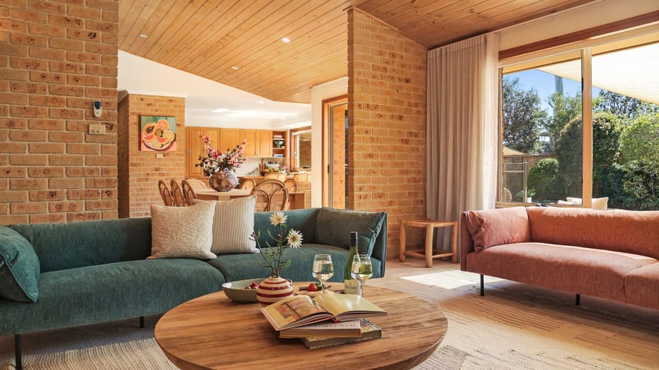 Coolburra | Living room | Air conditioning | Ceiling fan | Fireplace