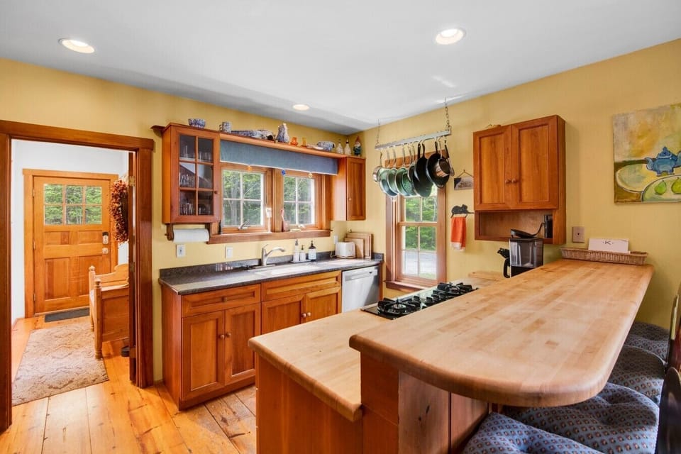 Kitchen with breakfast bar