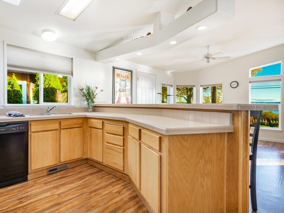 Kitchen sitting bar
