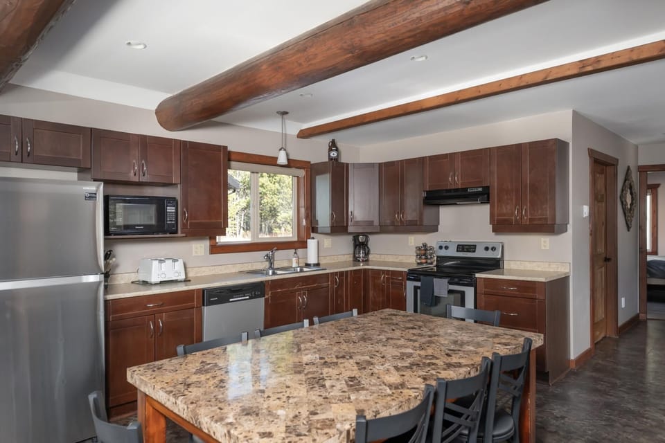 Raven Cabin Vacation Rental (1682)
