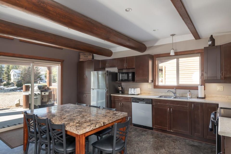 Raven Cabin Vacation Rental (1681)