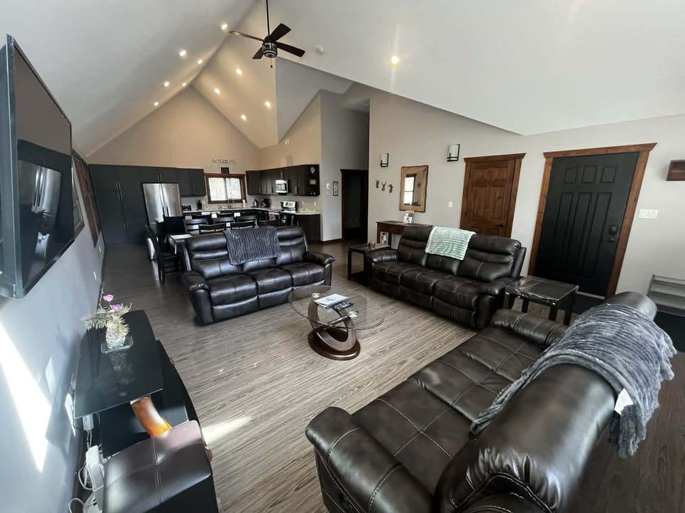 Wolf Den Cabin Rental - Dog Friendly! (2487)