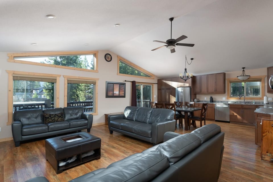 Mama Bear Cabin Rental - Pet Friendly! (1643)