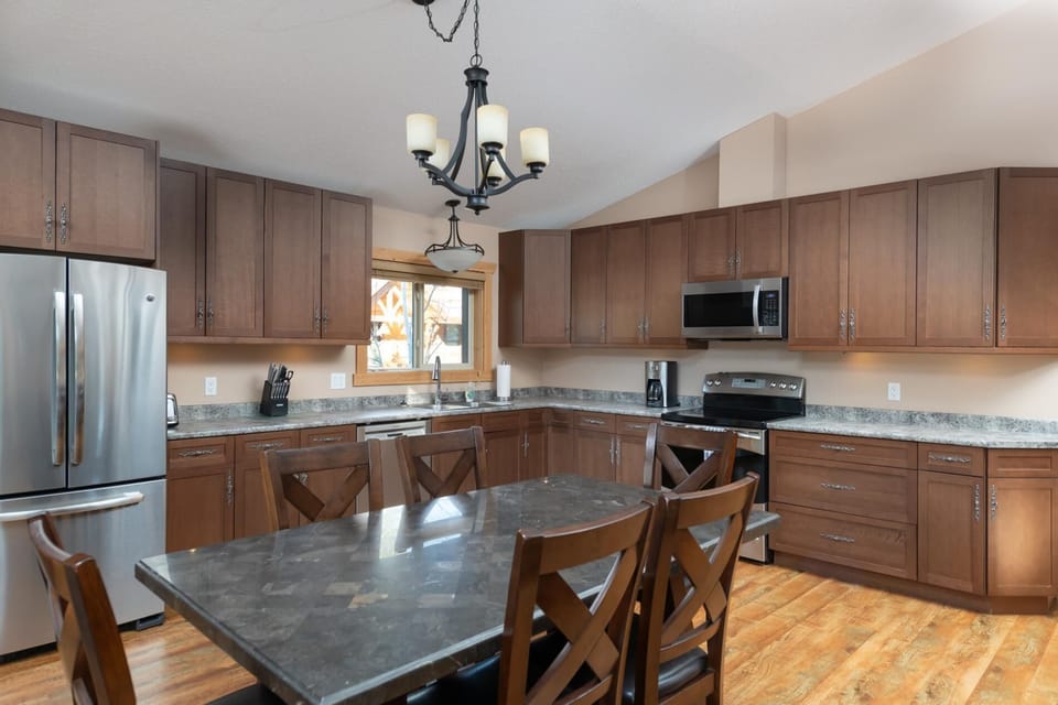 Mama Bear Cabin Rental - Pet Friendly! (1650)