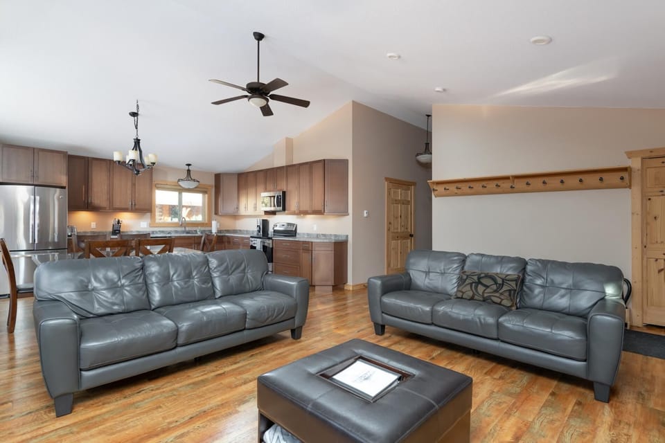 Mama Bear Cabin Rental - Pet Friendly! (1649)