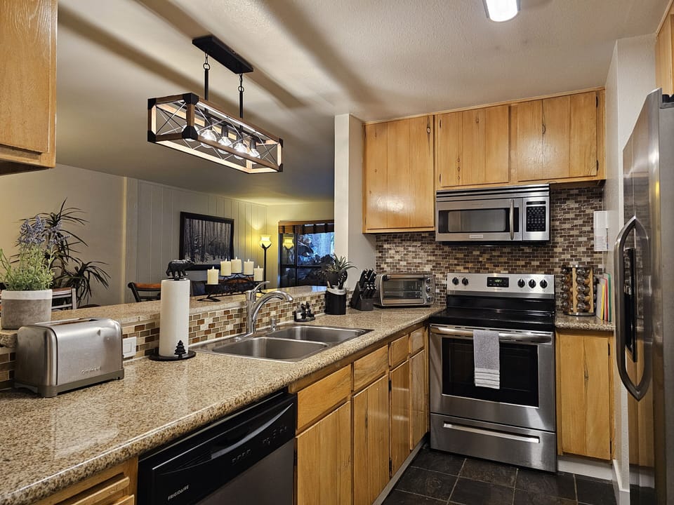 Beautiful new kitchen: granite countertops, slate floors & stainless applicances