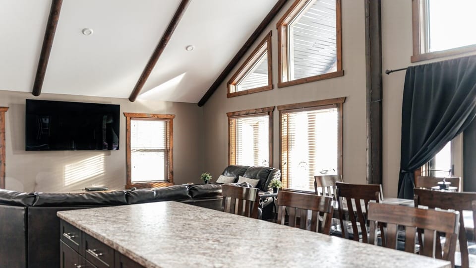 Grizzly Den Cabin Rental (2337)
