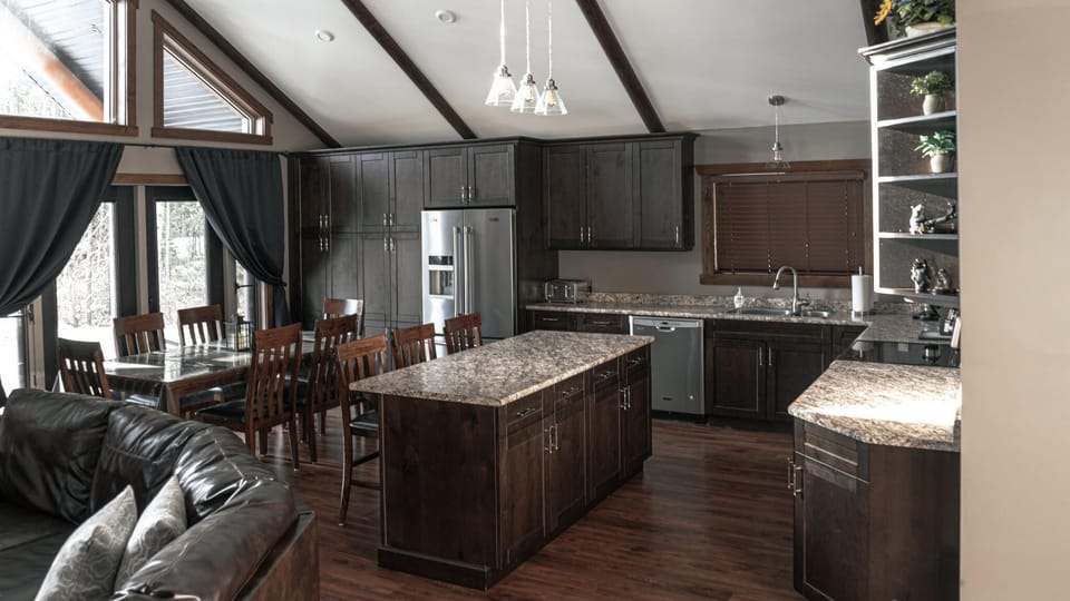 Grizzly Den Cabin Rental (2345)