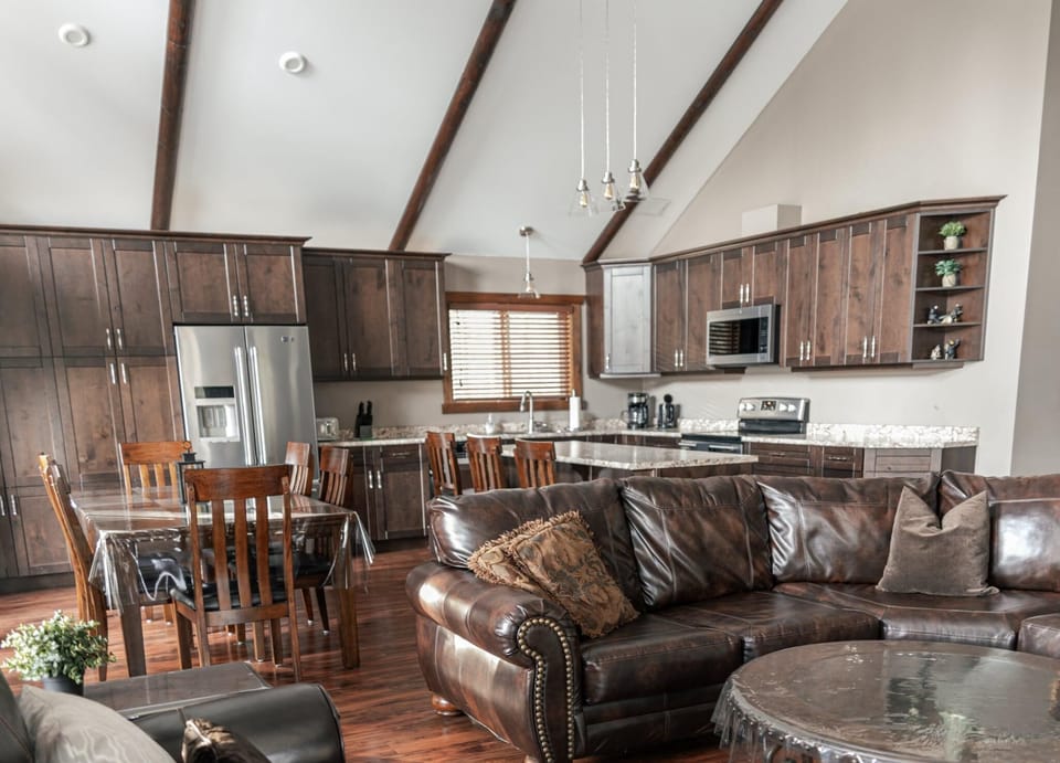 Grizzly Den Cabin Rental (2336)
