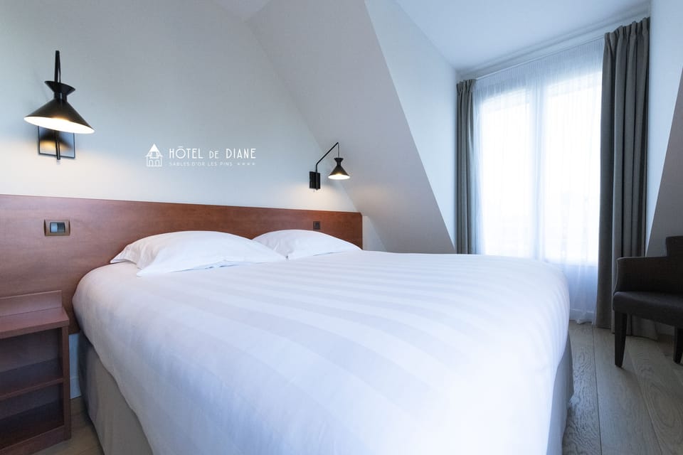 LES PINS | Hypo-allergenic bedding, in-room safe, desk, soundproofing