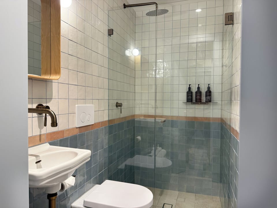 Earl St Room | Bathroom | Shower, free toiletries, hair dryer, towels