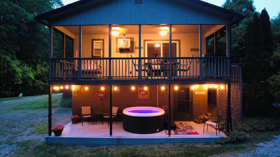 Enjoy the romantic lights & Hot Tub