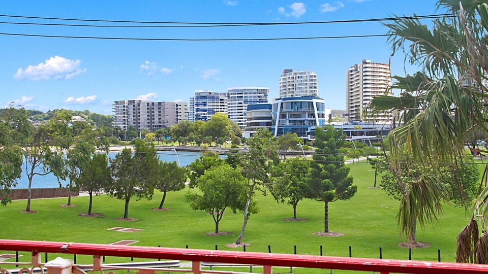 Coral Gardens Unit 2 Easy walk to Twin Towns Services Club and beaches with Wi-Fi Inc. Apartment in Tweed Heads