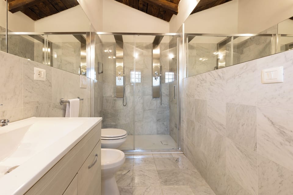 Shower, free toiletries, hair dryer, bidet
