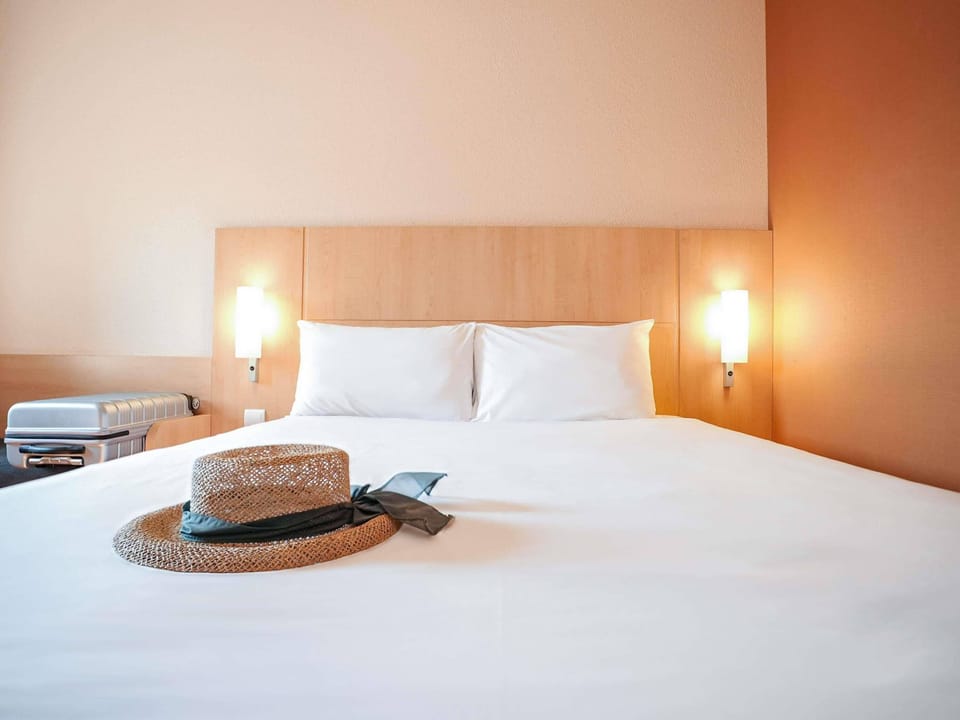 Standard Double Room, 1 Double Bed, Non Smoking | In-room safe, desk, soundproofing, iron/ironing board