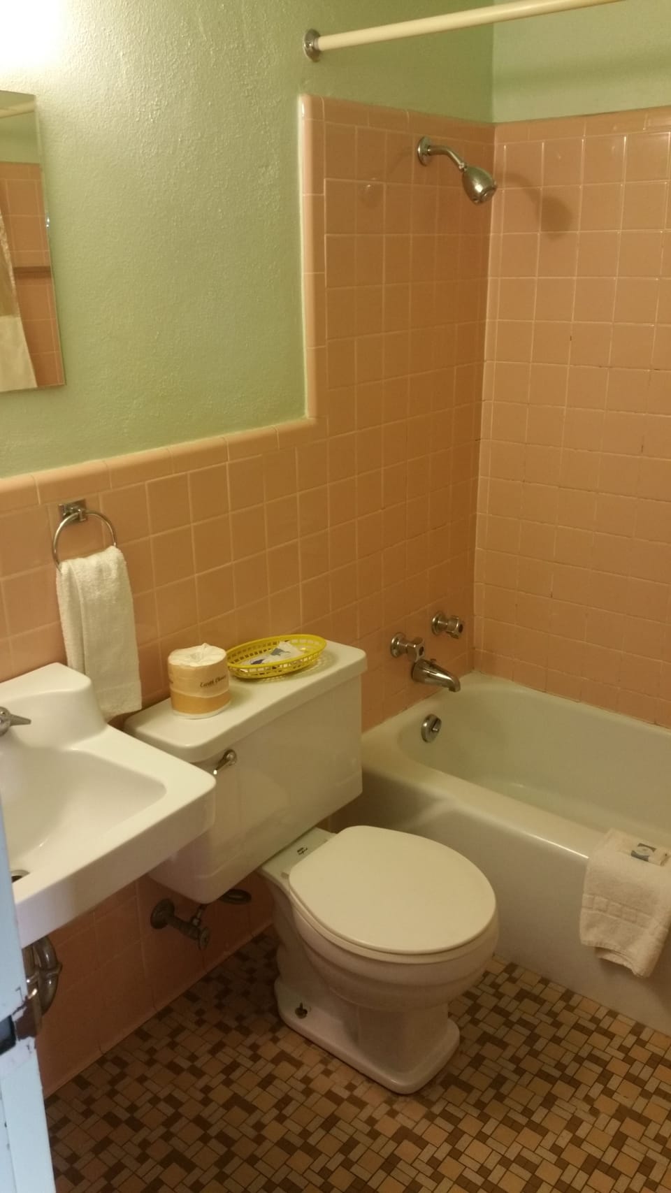 Combined shower/tub, towels