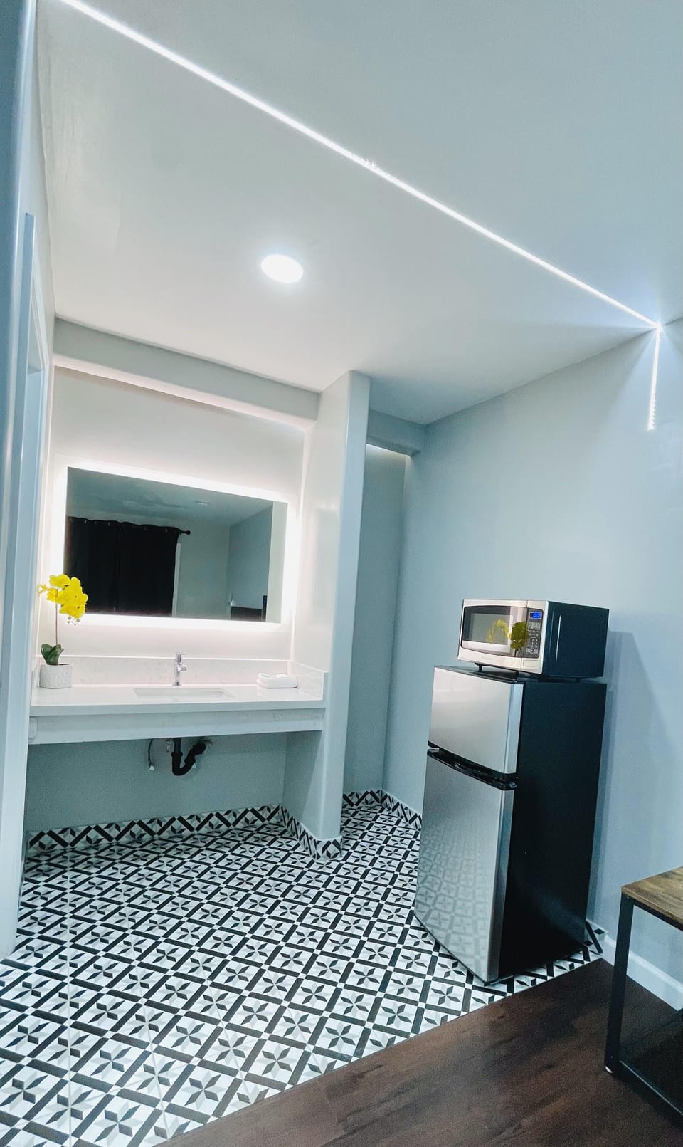 Combined shower/tub, free toiletries, hair dryer, towels
