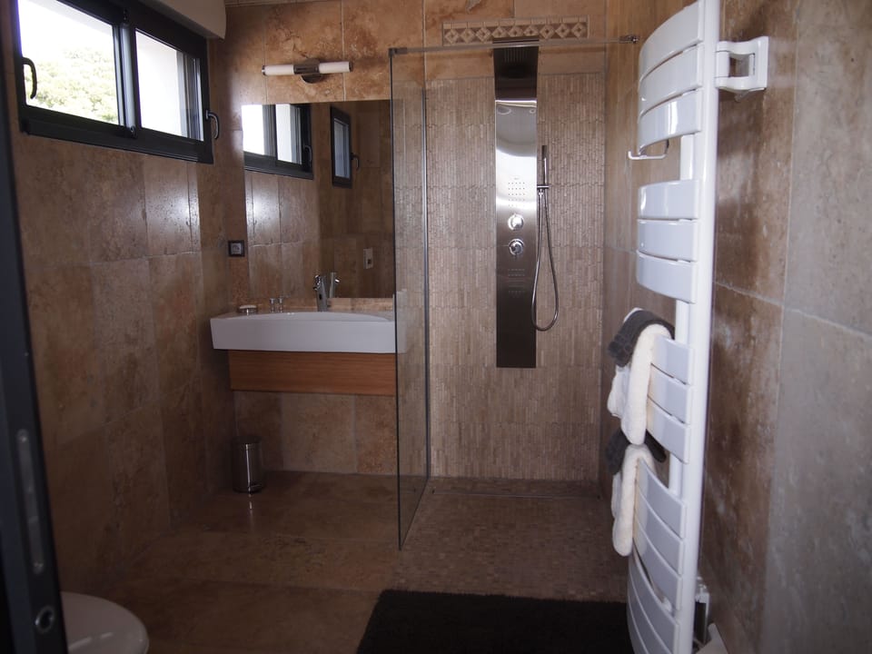 Luxury Double Room, 1 Queen Bed, Hot Tub (Stella) | Bathroom shower