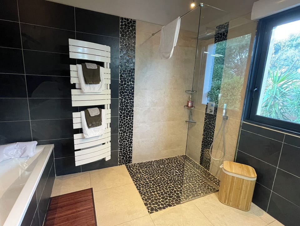 Luxury Double or Twin Room, 1 Bedroom, Non Smoking, Partial Sea View | Bathroom | Hair dryer, towels, soap, shampoo