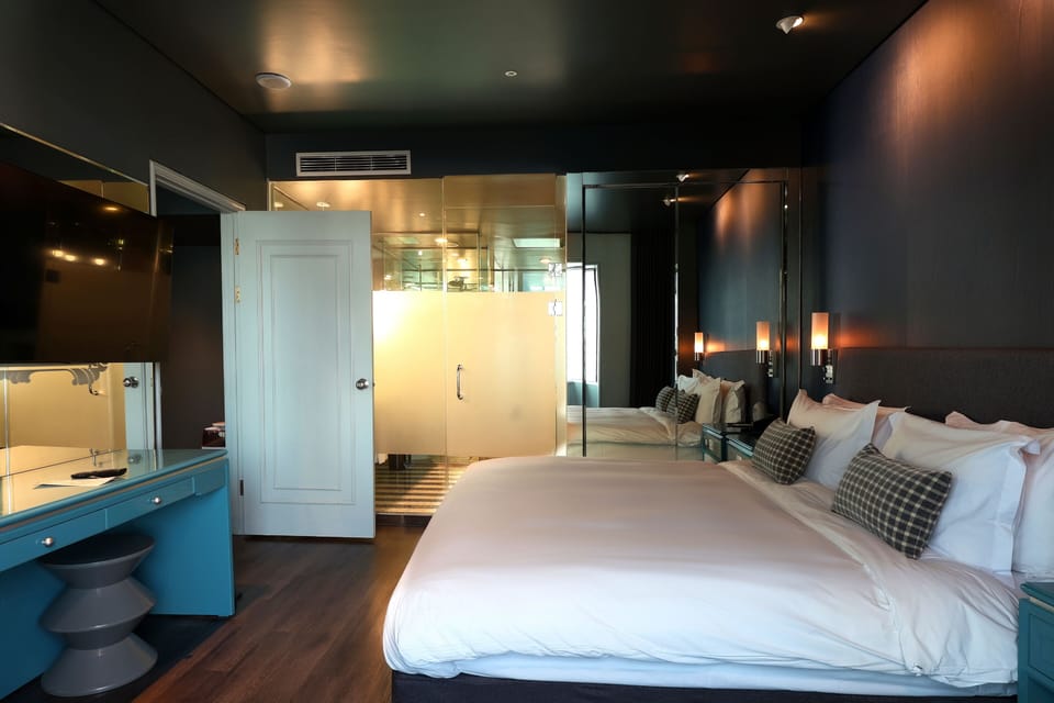 King Suite - 2 Free Welcome Drinks Included | In-room safe, individually decorated, desk, laptop workspace