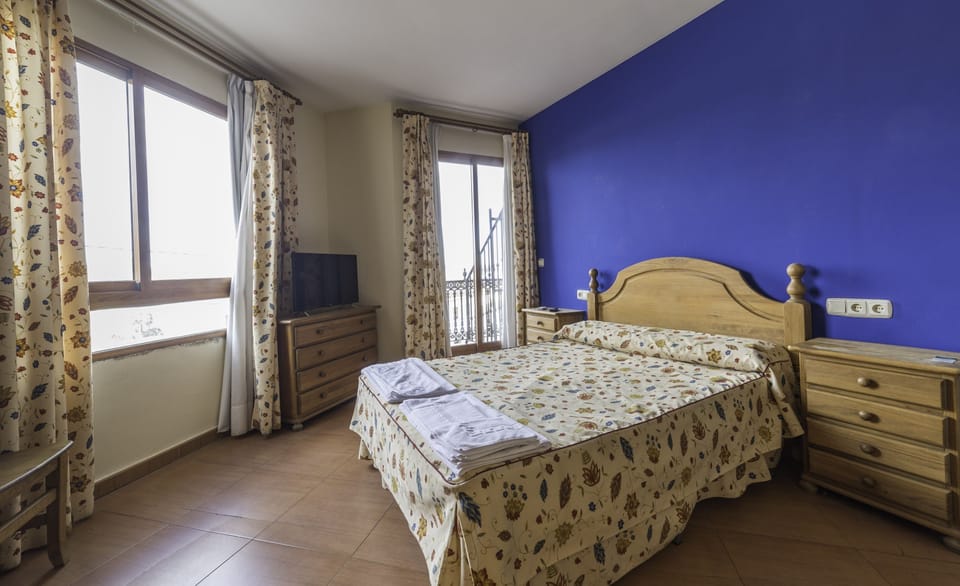 Basic Room, 1 Queen Bed | Blackout drapes, free WiFi, bed sheets