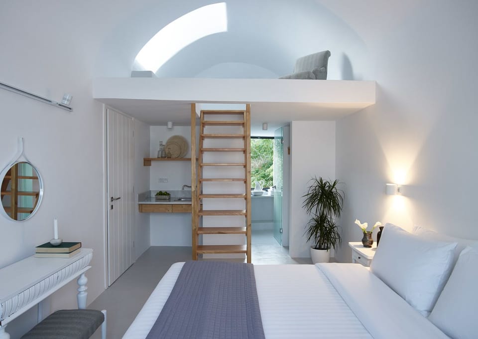 Deluxe Suite, Jetted Tub (Marco Sanudo) | Hypo-allergenic bedding, memory foam beds, in-room safe, desk