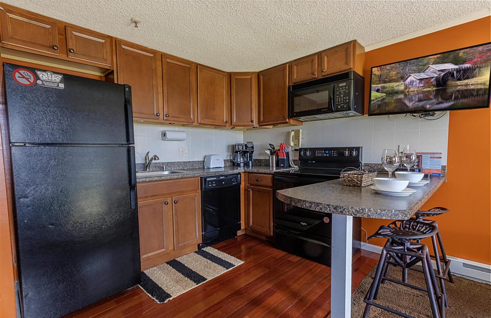 The fully equipped kitchen is great for snacks, gourmet meals, or anything in between!
